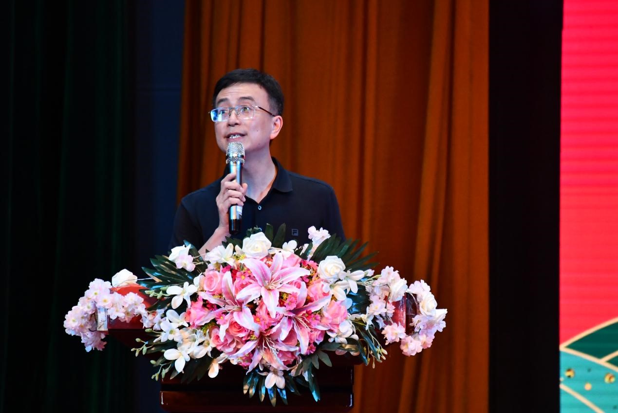 裴刚老师宣读表彰通告